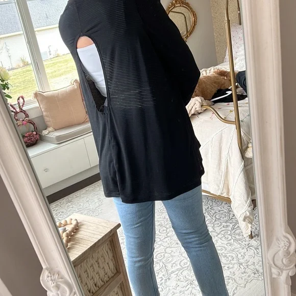 Mono B | Workout Top - Picture 2 of 4